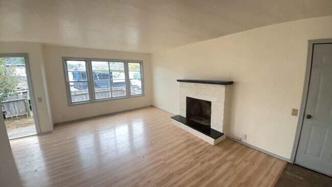 Building Photo - 577 NW T St