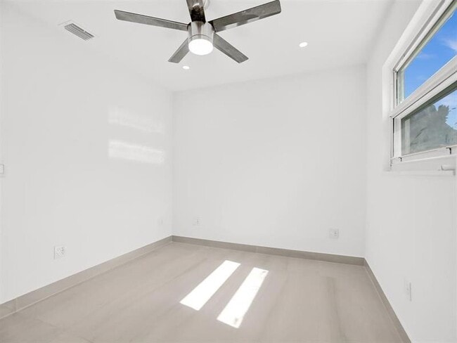 Building Photo - 4530 SW 34th Dr