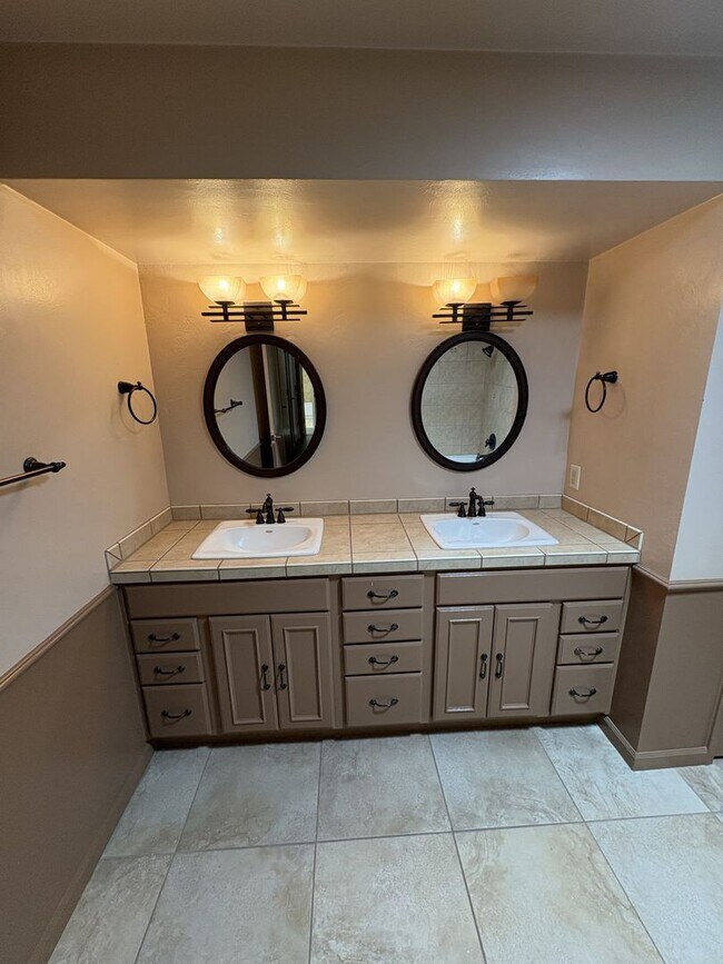 Building Photo - Highly sought community of Colonia Verde