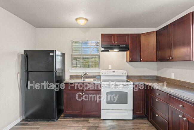 Building Photo - 315 Pool Dr