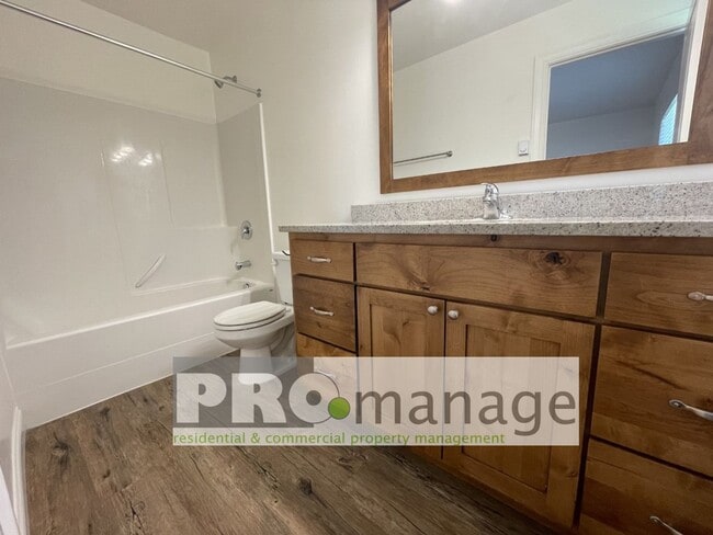 Building Photo - 3 Bed, 2 Bath Town Home w/ 2 Car Garage - Idaho Falls