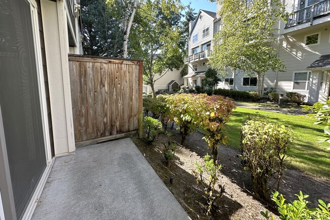 Building Photo - Lovely 2 bedroom Townhome in great Central...