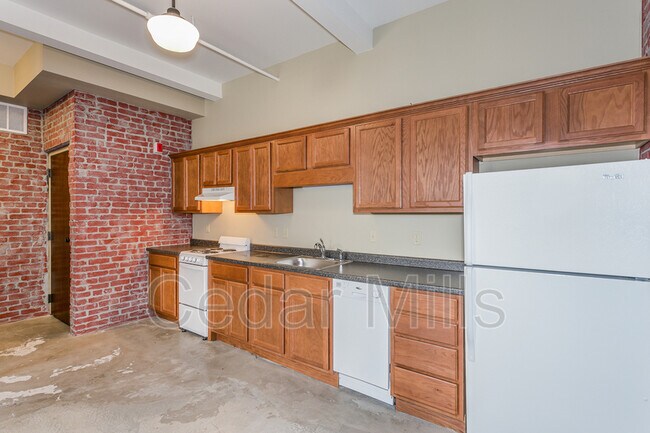 Building Photo - 3003 E Kellogg Dr S