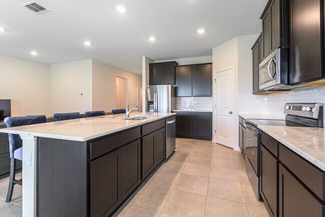 Building Photo - Pet Friendly, Spacious, modern 4 bed home ...