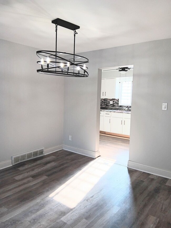 Building Photo - 3 Bedroom Sunnyside Beauty