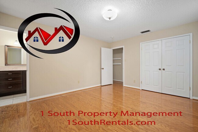Building Photo - 2205 Woodhillcrest Dr