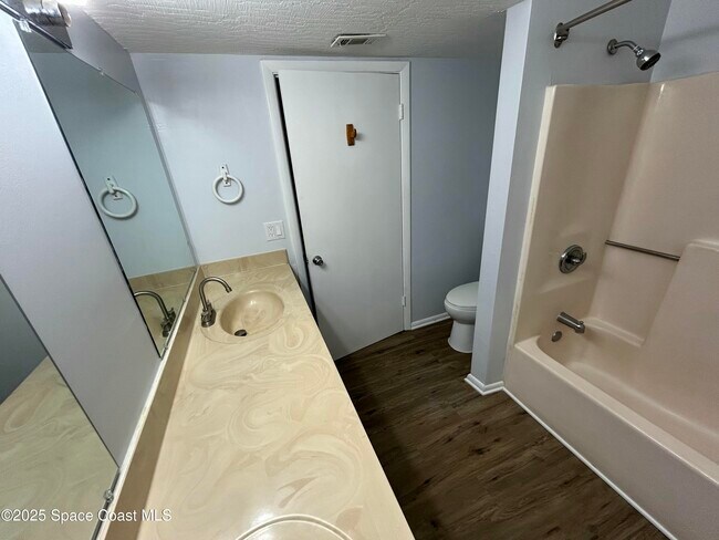 Building Photo - 2101 Forest Knoll Dr NE