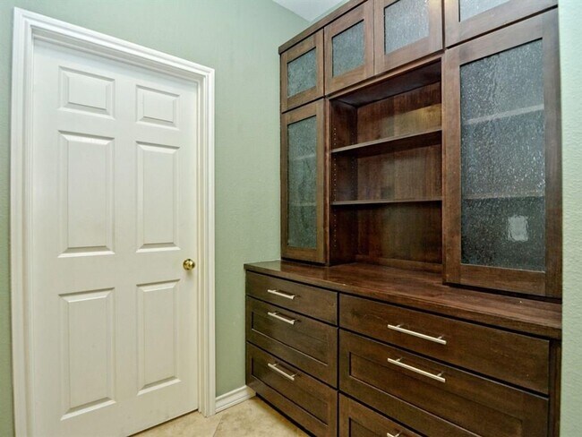 Building Photo - PRELEASING FOR BEGINNING OF JUNE! COME INTO YOUR OASIS!