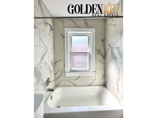 Building Photo - Westside 3 Bedroom