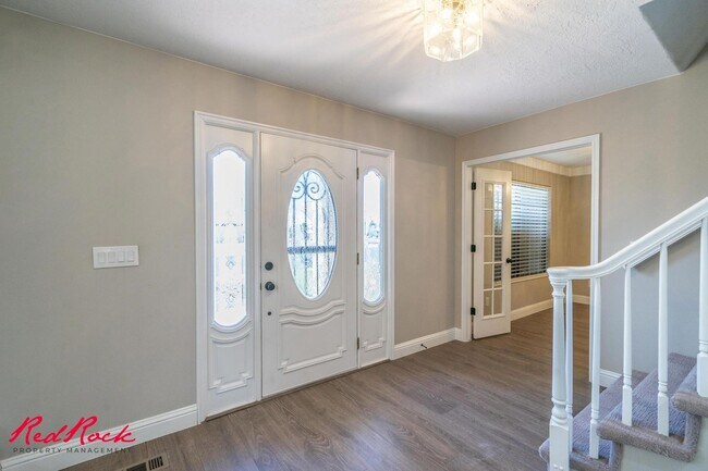 Building Photo - Spacious 6 Bedroom Home with a Balcony!