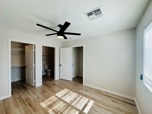 Building Photo - $500 OFF New Year Special! 2 Bedroom + 2 B...