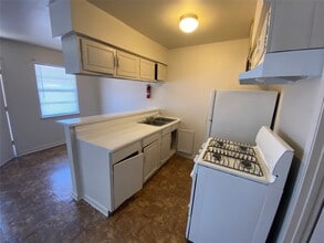 Building Photo - 9425 Scott St