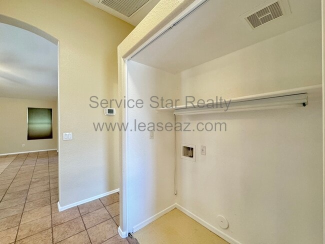 Building Photo - 2120 S Navajo Way
