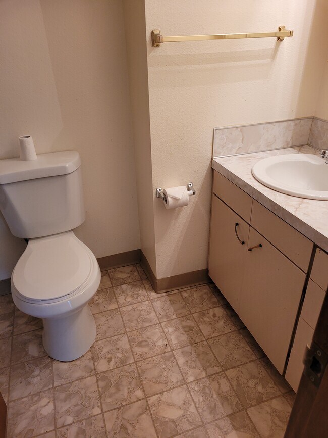 upstairs hall bathroom - 5095 SW 163rd Ave