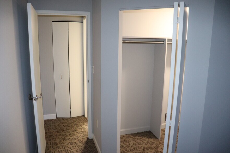 Building Photo - 250 E Harbortown Dr