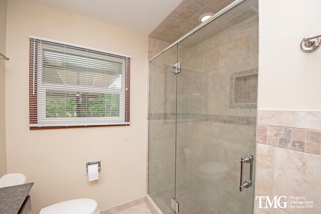 Building Photo - Beautiful Three Bedroom in Great Camas Nei...