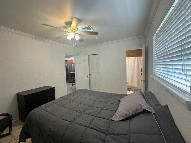 Building Photo - 740 NE 37th St