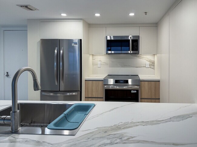 Building Photo - 1800 N Bayshore Dr