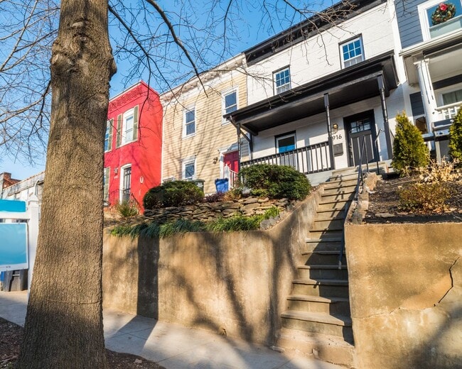 Building Photo - Natural-Light Stunner Near Eastern Market & Potomac Metro