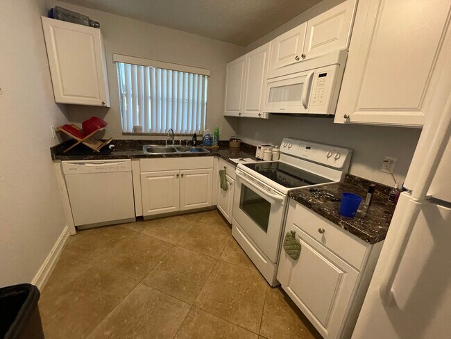 Building Photo - 6075 N Sabal Palm Blvd