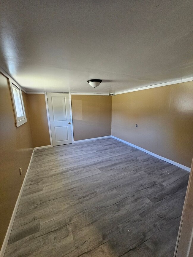 Building Photo - 3 bedroom home with fenced yard