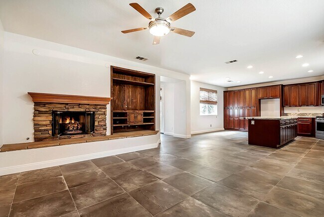 Building Photo - Modern 5 Bedroom in Paseo Del Sol