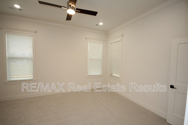 Building Photo - 1900 W Saddlebrook Ln
