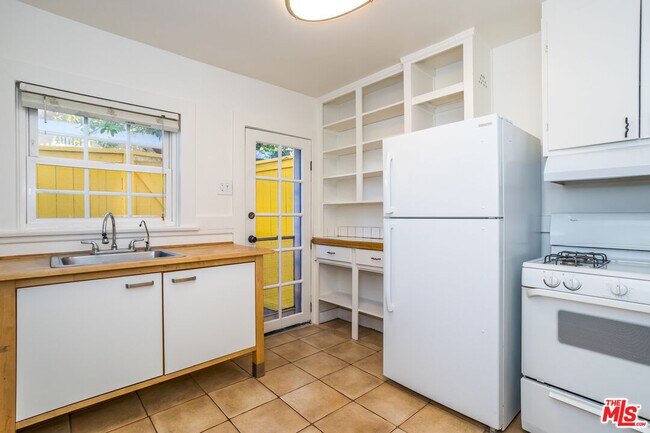 Building Photo - 700 Angelus Pl