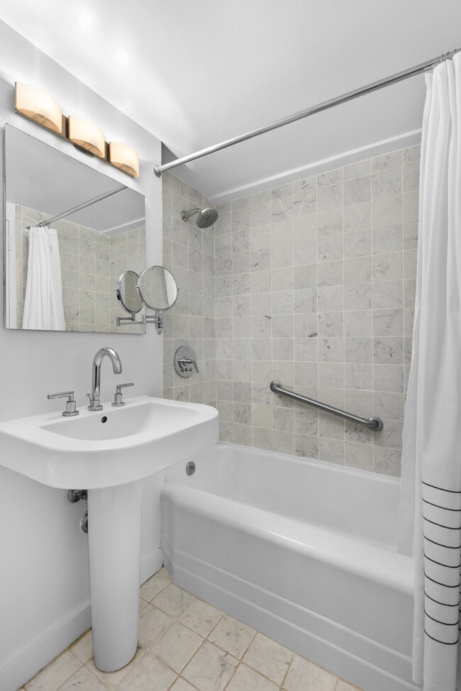Building Photo - 100 W 57th St