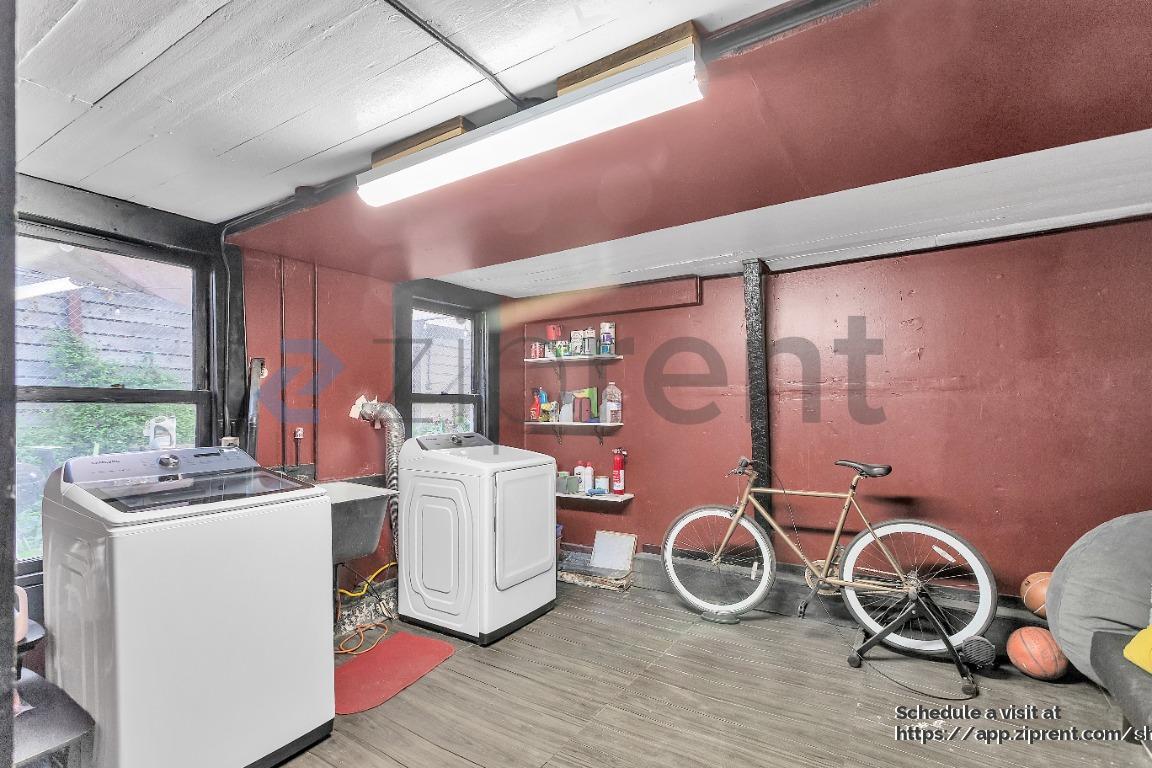 Building Photo - 484 Waller St