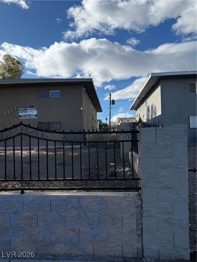 Building Photo - 3371 Brussels St