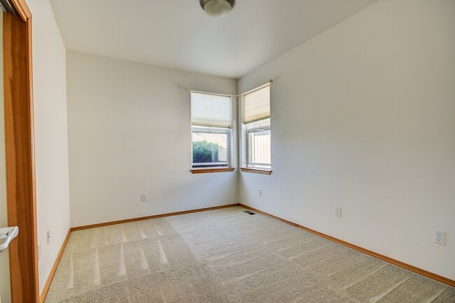 Building Photo - 2 Bed 2 Bath Single-Level Home (55 & over Community) Landscaping Included
