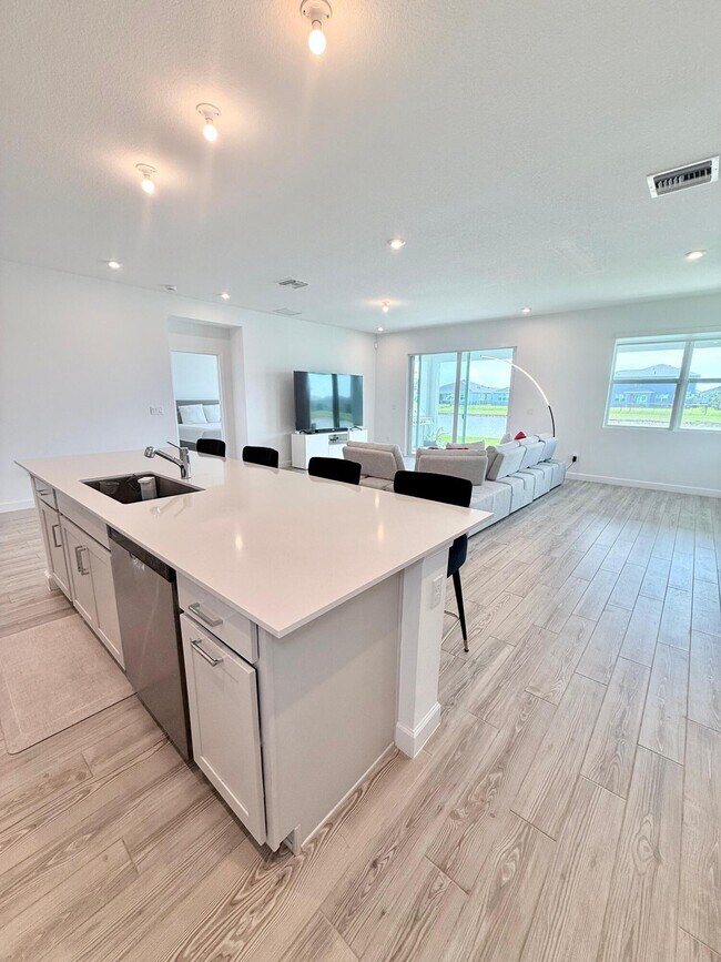 Building Photo - 10525 SW Orana Dr