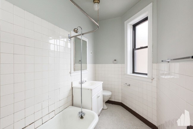 Building Photo - 1444 W Byron St