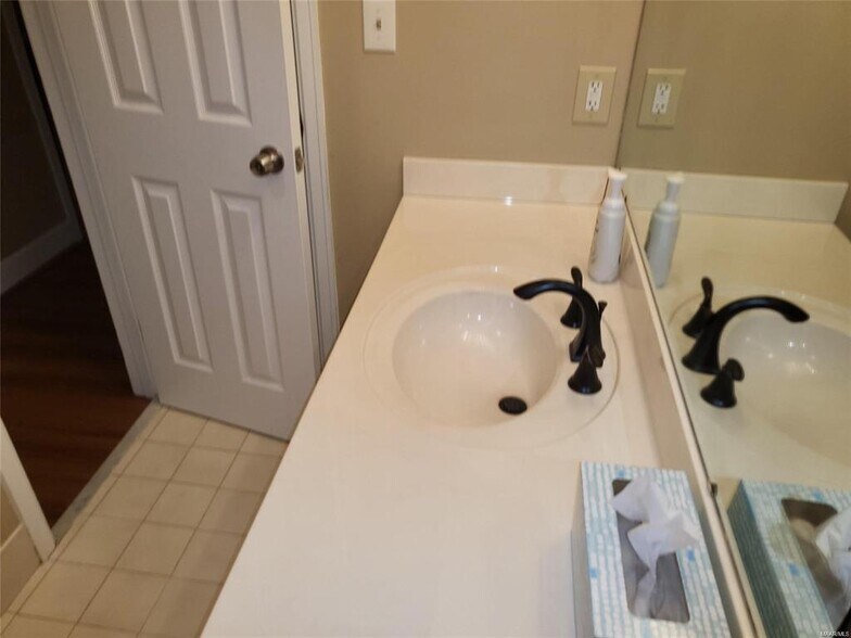 Building Photo - 1516 Charleton Dr