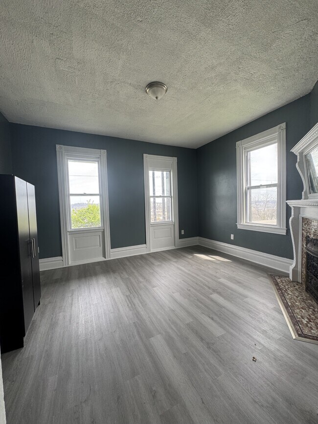 Building Photo - 3200 Brunot Ave