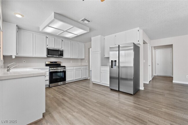 Building Photo - 497 Coco Palms Ave
