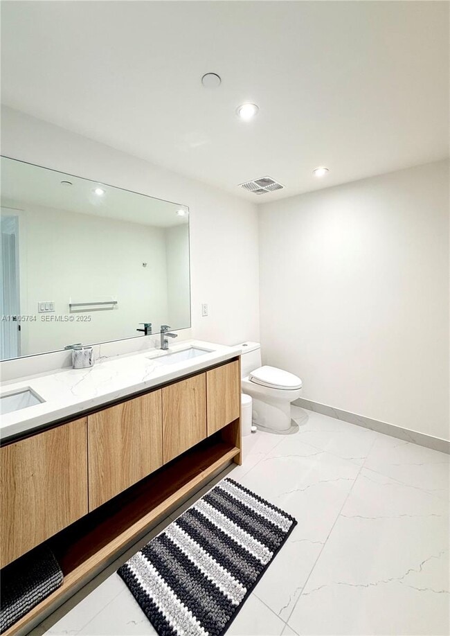 Building Photo - 9901 E Bay Harbor Dr