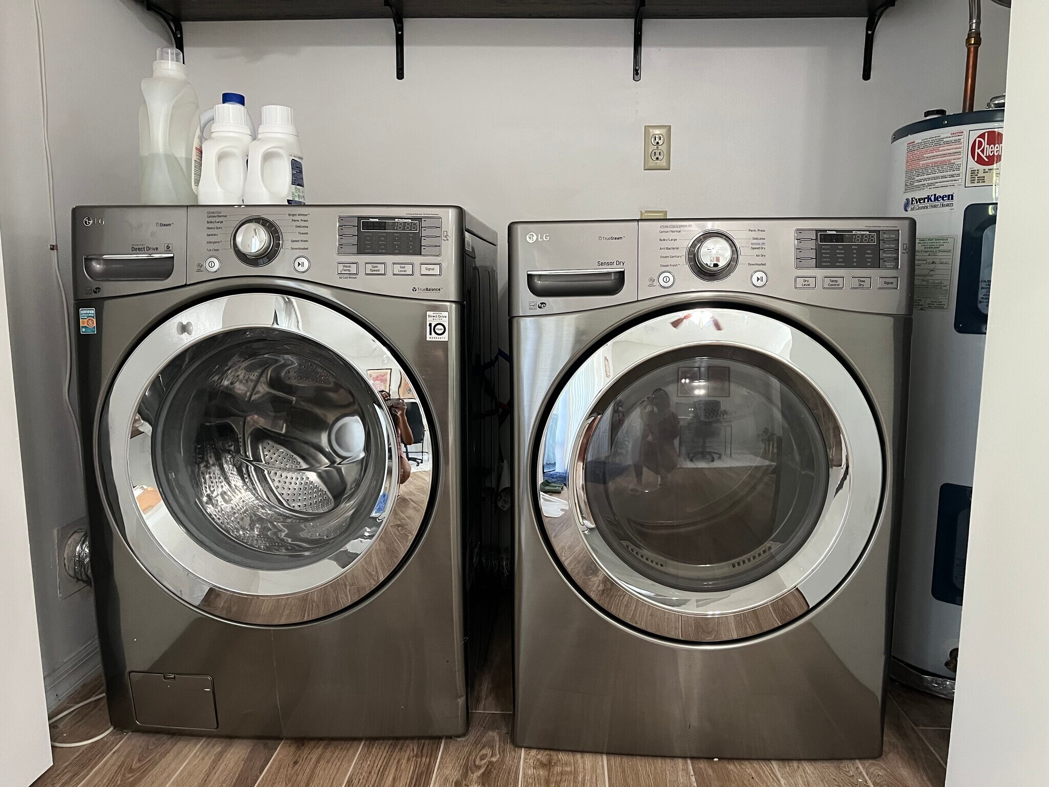 Laundry - 4114 Woodlark Dr
