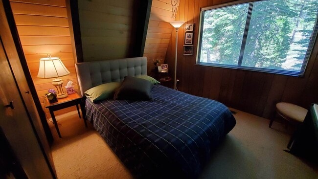 Building Photo - Spacious and Bright Cottage on Quiet Cul-d...