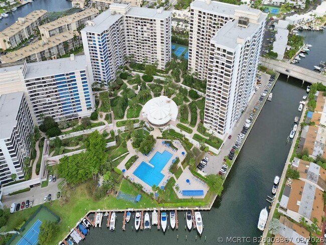 Building Photo - 2500 Parkview Dr