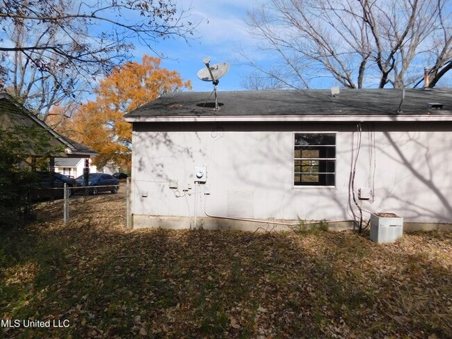 Building Photo - 1827 Custer Dr