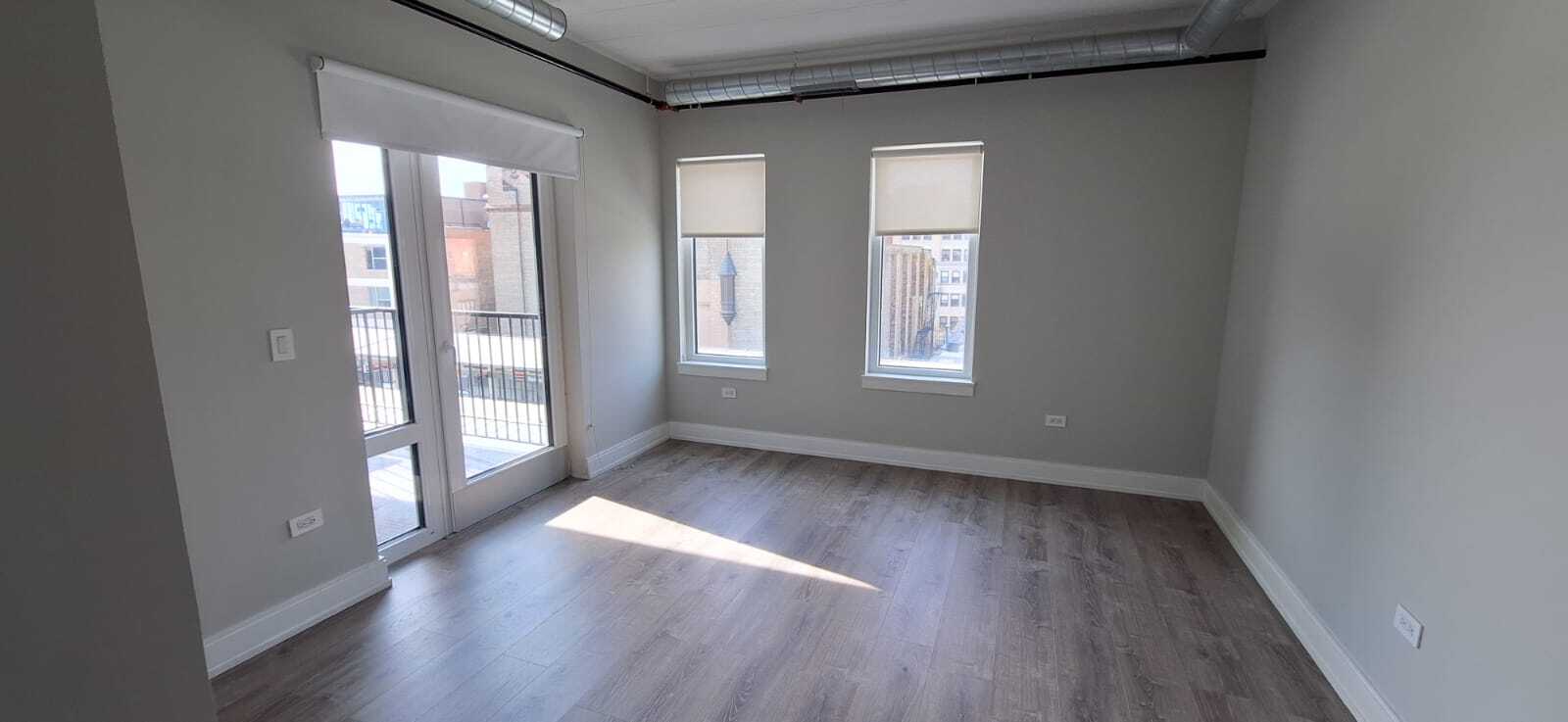Building Photo - 921 W Belmont Ave