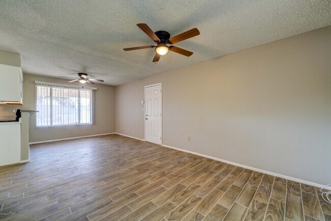 Building Photo - 5945 S Palm Dr