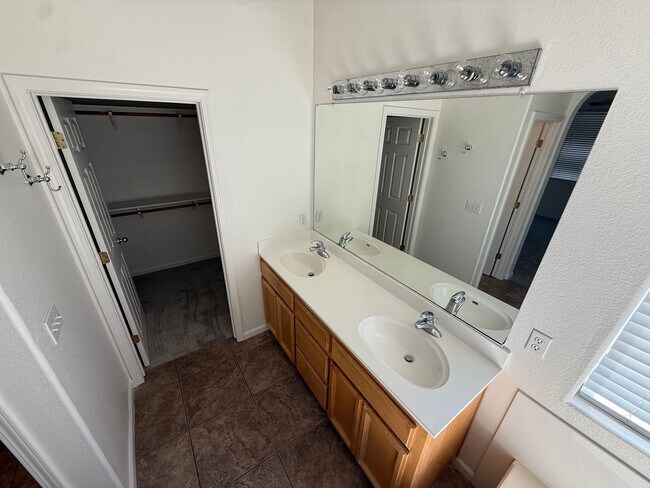 Building Photo - 10136 Waterfield Dr
