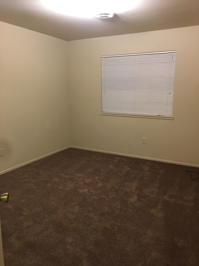 Building Photo - 3 Bedroom 2 Bath Duplex for Rent!