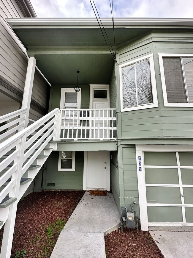 Primary Photo - 5bed/2bath Single Family Home!