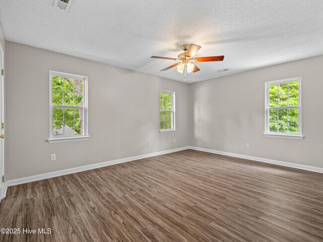 Building Photo - 882 Pine Valley Rd