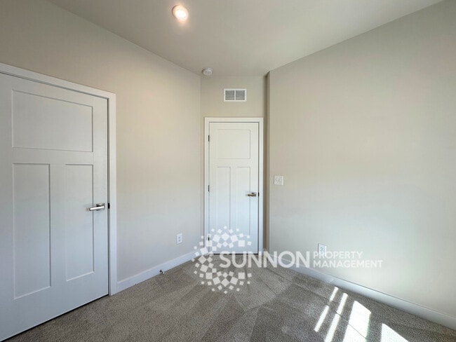 Building Photo - Spacious 3-Bedroom Townhome in a Prime Location