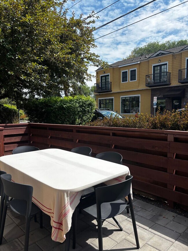Building Photo - Ideal Duplex on NW Broadway with Parking